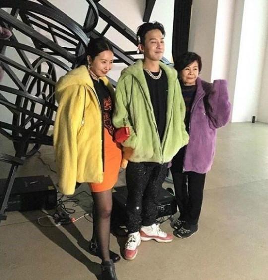 จีดรากอน (G-Dragon) โปรโมทแบรนด์ตัวเอง peaceminusone พร้อมถ่ายภาพคู่แม่-พี่สาว