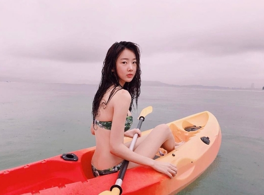 ซูบิน (Subin) DalShabet โชว์หุ่นเซ็กซี่กับบิกินี่ทูพีชในเรือคายัค