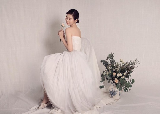 ซูจี (Suzy) สวมเวดดิ้งเดรสสีขาวราวกับนางฟ้า ในแบรนด์ DIDIER DUBOT