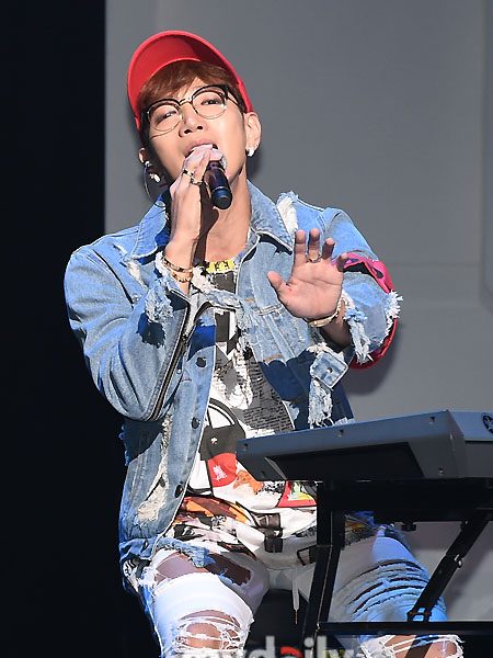 Jun.K เข้ารับการผ่าเชื่อมกระดูกศอก เผยยังเจ็บเข่า-หน้าอก JYP รอผลตรวจละเอียดต่อ