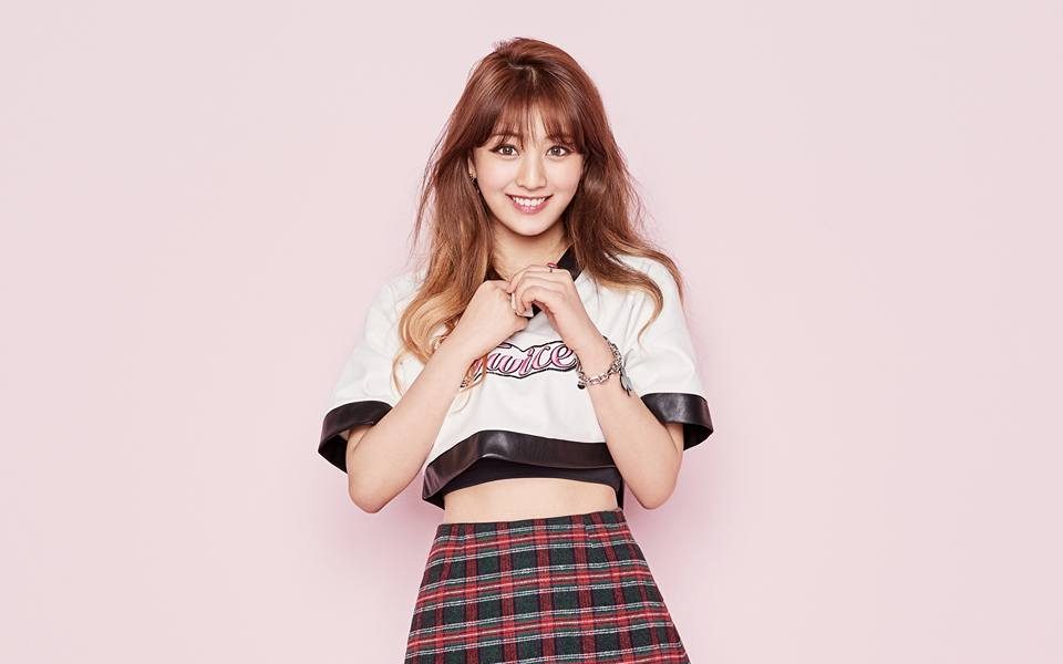 จีฮโย (Jihyo) TWICE หยุดทำกิจกรรมชั่วคราวเหตุปวดเข่า