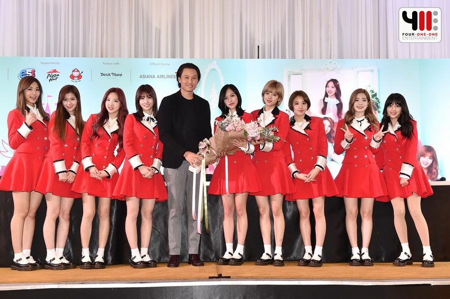 กึ้ง 411 ควง 9 สาว TWICE แถลงข่าวคอน TWICE 1st TOUR ‘TWICELAND’ -THE OPENING- IN BANGKOK อวดเสน่ห์น่ารักสดใสสุดๆ!